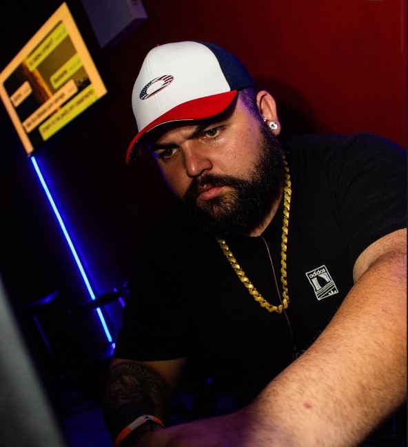 DJ Zonato na cabine em evento