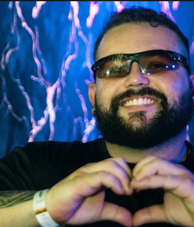 DJ Zonato sorrindo e fazendo coração com as mãos